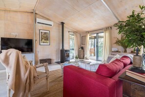 Televisión, chimenea y estéreo 