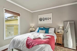 2 bedrooms, desk, iron/ironing board, travel cot - Cook's Kitchen + Firepit + Pickleball Park Nearby + AC + 2 Parking Spots (Seattle)