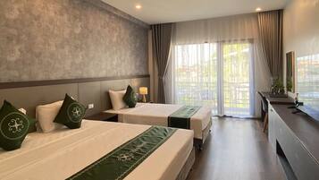 Habitació triple familiar, vistes a la piscina | Llençols de cotó egipci i roba de llit d'alta qualitat