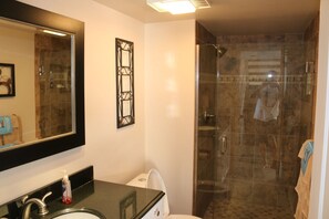Regadera, toallas, papel de baño 