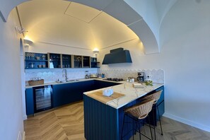 Een koelkast, een magnetron, een oven, een kookplaat