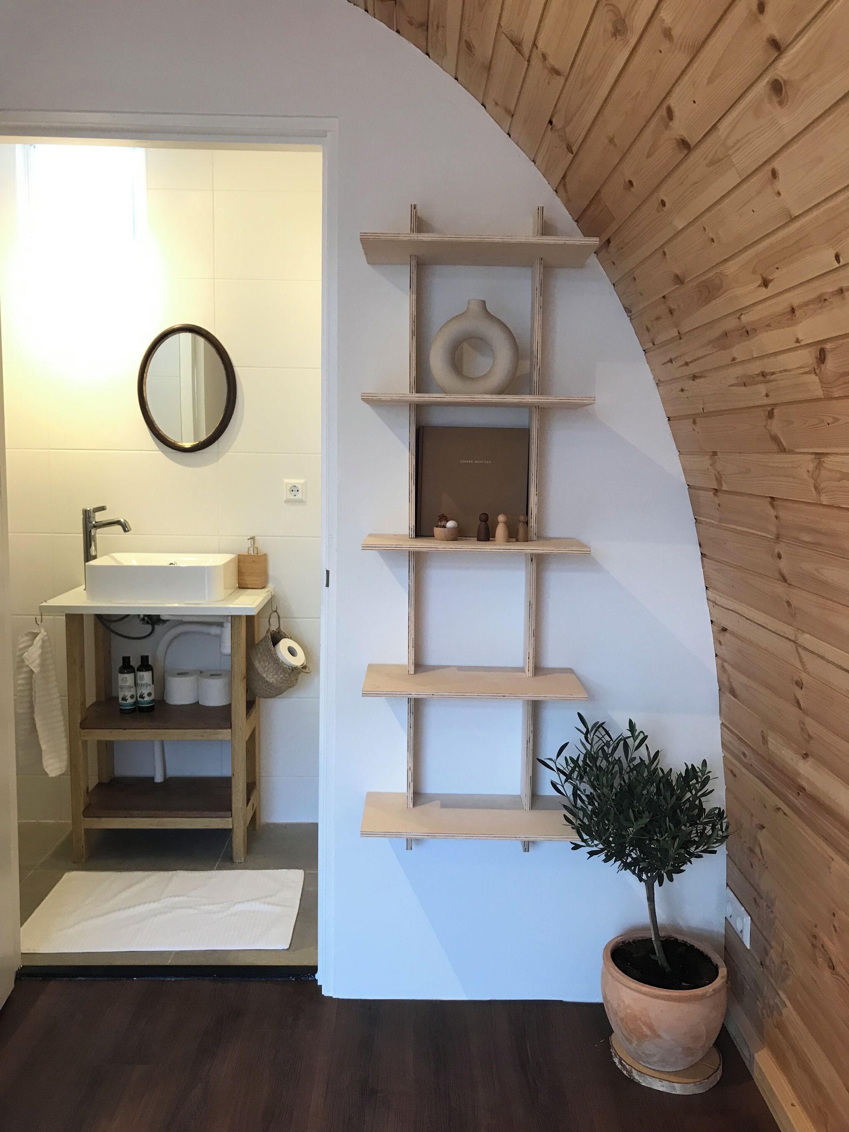 Een douche, een haardroger, handdoeken, zeep