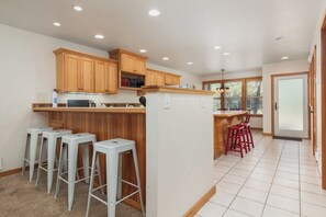 Réfrigérateur, four à micro-ondes, un four, surface de cuisson