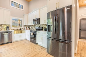 Køleskab, mikrobølgeovn, ovn, kogeplade