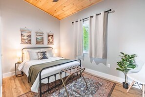 2 bedrooms, desk, iron/ironing board, free WiFi