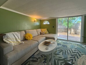 Smart-tv, bøger, kontorer, computerskærme