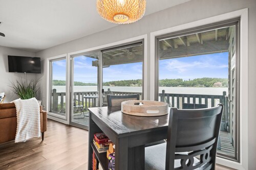 Couples Retreat: Updated Condo w/ Resort Amenities, Lake Views, Pool Private Boat Ramp