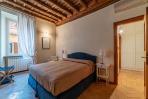 2 slaapkamers, een strijkplank/strijkijzer, wifi, beddengoed