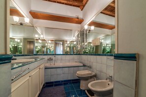Een douche, een haardroger, een bidet, handdoeken