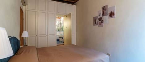 2 عدّة غرف نوم ومكواة/لوح كي وواي فاي وملاءات أسرّة