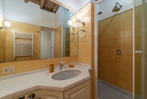 Dusche, Haartrockner, Bidet, Handtücher