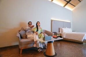 Safe på rommet, skrivebord og skrivebord for bærbar PC