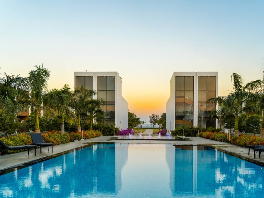 Una piscina al aire libre