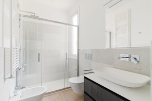 Dusche, Haartrockner, Bidet, Handtücher