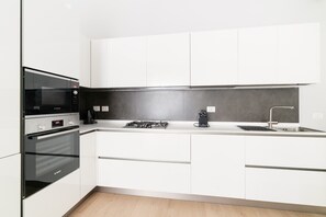 Microonde, forno, piano cottura, lavastoviglie