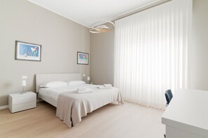 2 habitaciones, escritorio, tabla de planchar con plancha y wifi 