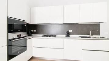Wasserkocher mit Kaffee-/Teezubehör, Kühlschrank, Mikrowelle, Ofen