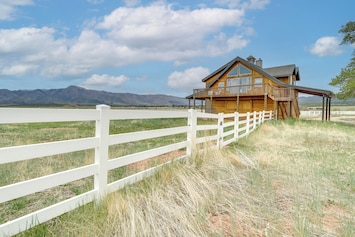 New Harmony Vacation Rental | Studio | 1BA | Stairs Required | 886 Sq Ft