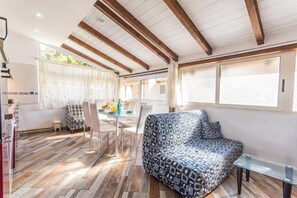Family Townhome, 2 Bedrooms, 2 Bathrooms (La Rosa dei Venti) | Ruang tamu