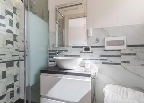 Family Townhome, Multiple Bedrooms, 2 Bathrooms (La Rosa dei Venti) | Bathroom | Shower, hair dryer, bidet, towels - La Rosa dei Venti (Sorso)