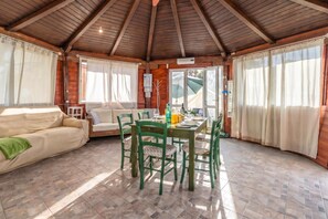 Family Townhome, 2 Bedrooms, 2 Bathrooms (La Rosa dei Venti) | Tempat makan