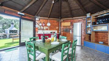 Family Townhome, 2 Bedrooms, 2 Bathrooms (La Rosa dei Venti) | Ruang makan