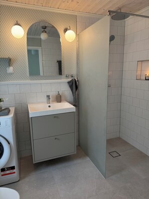 Shower, hair dryer, towels, soap - NEW renovated vacation home in Sweden with sauna, boat and canoe (Örebro län)