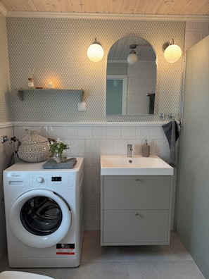 Douche, sèche-cheveux, serviettes fournies, papier toilette