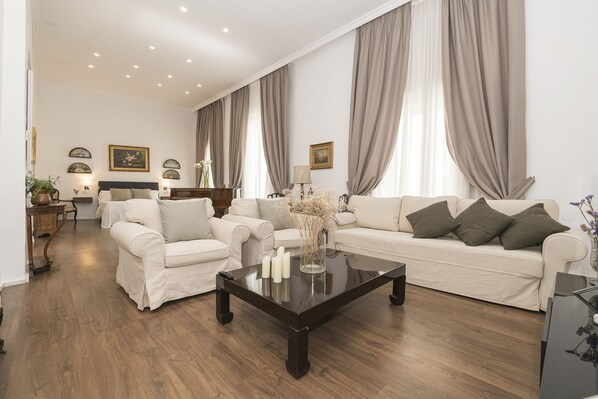 A spacious living room with a sofa set, a coffee table, and a dining area. - Luxe Madre De Dios in Sanlucar de Barrameda (Sanlucar de Barrameda)