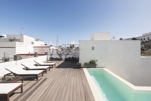 A rooftop pool area with lounge chairs and a small pool. - Luxe Madre De Dios in Sanlucar de Barrameda (Sanlucar de Barrameda)