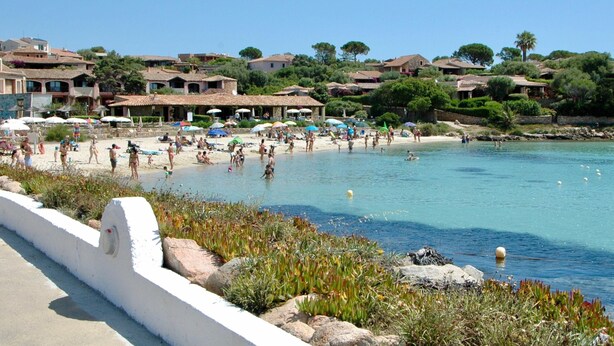 A coastal resort with beach umbrellas, a swimming pool, and Mediterranean-style villas. - Gli Allori in Golfo Aranci (Golfo Aranci)
