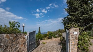 A stone gate leading to a property with a view of the sea. - Gli Allori in Golfo Aranci (Golfo Aranci)