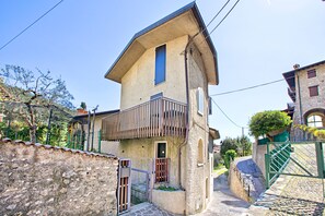 Apartment | 2 bedrooms - Magnolia House With Shared Pool (Gardone Riviera)