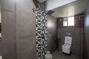 Familierom | Bad | Dusj, tøfler, håndklær og såpe