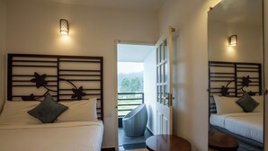Een hotelkamer met twee bedden, een grote spiegel, een klein tafeltje en uitzicht op de omgeving.