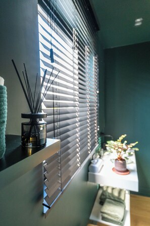 디럭스 더블룸 또는 트윈룸 | 욕실 | 헤어드라이어, 목욕가운, 슬리퍼, 비누