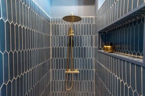 Deluxe Double Room | Bathroom | Hair dryer, bathrobes, slippers, soap - Maison Brunon (Bruges)