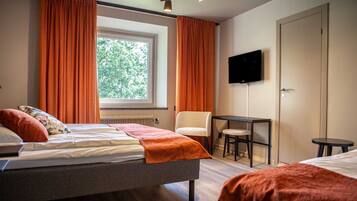 Classic trippelrum | Skrivbord, arbetsyta för laptop, mörkläggningsgardiner och ljudisolering