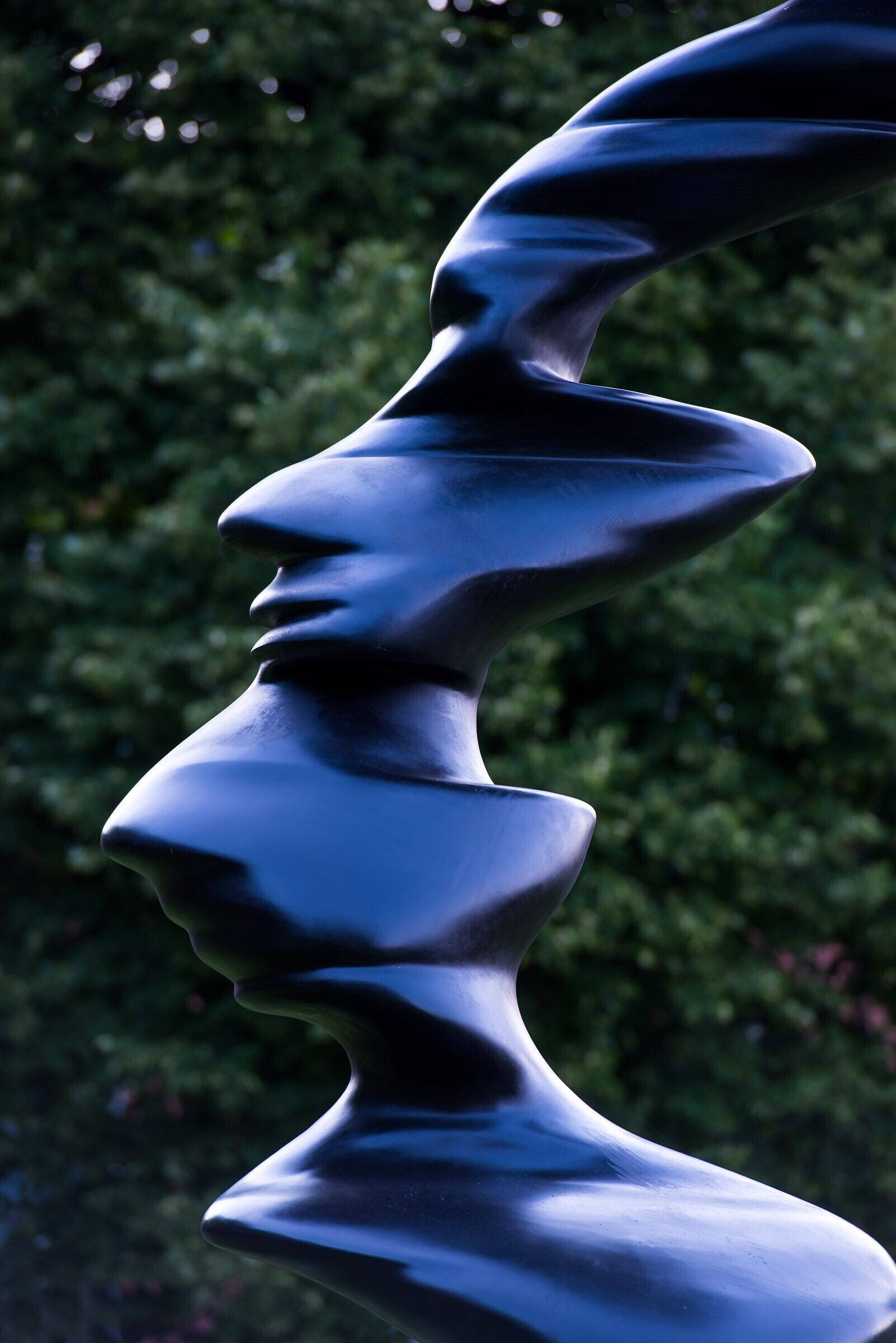En skulptur med en förvriden, abstrakt form.