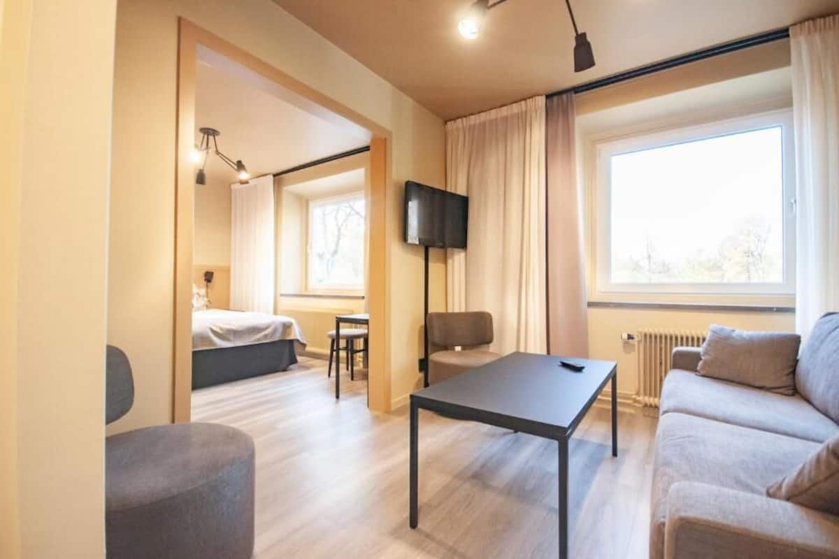 Klassieke studio, uitzicht op binnenplaats | Een bureau, verduisterende gordijnen, geluiddichte muren, gratis wifi