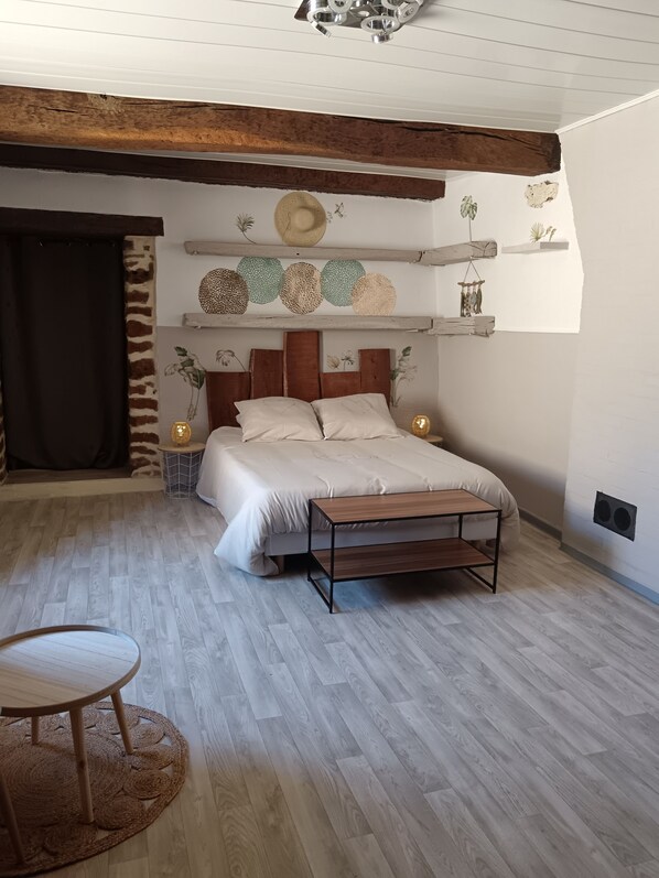 2 bedrooms, iron/ironing board, travel cot, free WiFi