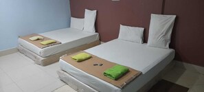 Quadruple Room | Soundproofing, free WiFi - SV Andalas Hotel (Klang)