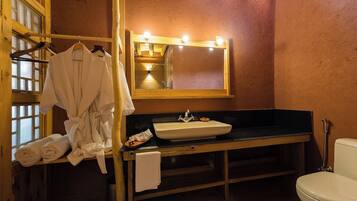 Executive villa, 2 slaapkamers, uitzicht op tuin | Badkamer | Een douche, gratis toiletartikelen, zeep, shampoo