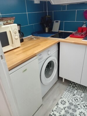 Fridge, microwave, oven, stovetop - 2 ROOMS SAINT GERMAIN DES PRES lease mobility (Paris)