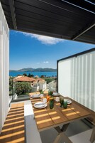 Cobertura luxo, vista para o mar | Opções para refeição no quarto