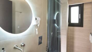 Estudio Deluxe, vistas al mar | Baño | Ducha, secador de pelo, toallas y jabón