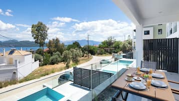 Apartamento família, vista para o mar, ao lado da piscina | Terraço/pátio