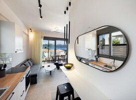 Apartamento família, vista para o mar, ao lado da piscina | Cozinha privada | Fogão, cooktop, chaleira elétrica, talheres/pratos/utensílios de cozinha