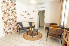 Smart-TV, Bücher, Videothek, Stereoanlage