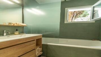 Asciugacapelli, asciugamani, sapone, carta igienica
